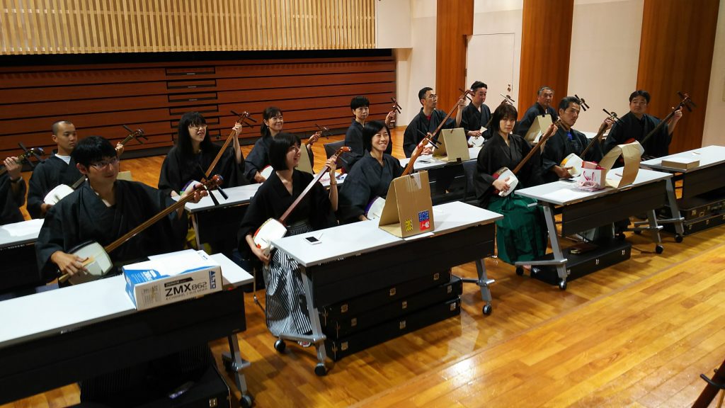 着物袴での三味線体験の様子