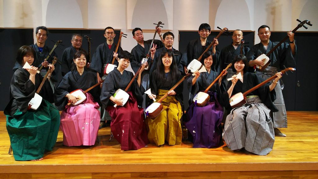 14名で三味線の音を揃えている様子