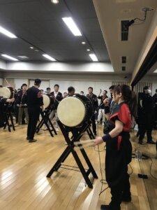 和太鼓体験でバチの持ち方を説明