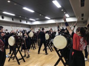 花火の大輪の構えをする参加者