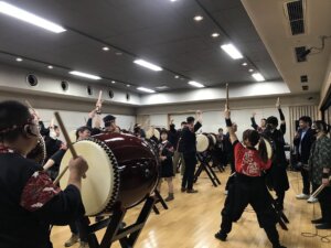 合同演奏で盛り上がる企業参加者