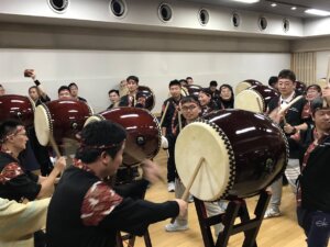 和太鼓体験で喜びのハイタッチ