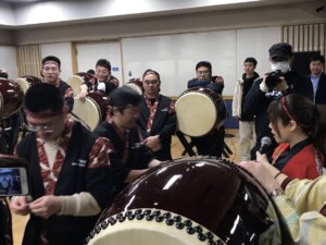 和太鼓歓迎演奏に盛り上がる企業参加者