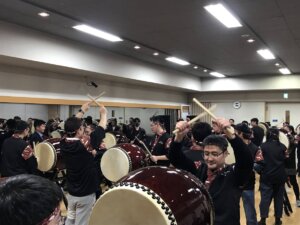 和太鼓体験で盛り上がるグローバル企業参加者