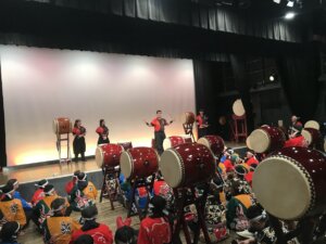 和太鼓の歴史説明を聞く企業参加者