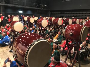 歓迎演奏で盛り上がるシンガポール企業参加者