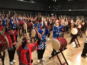 和太鼓体験で盛り上がるシンガポール企業参加者