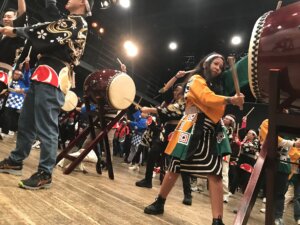 三三七拍子で締めるシンガポール企業和太鼓体験