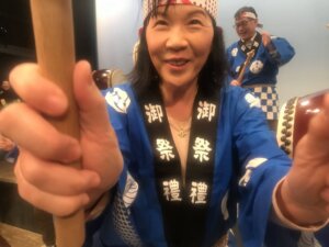 和太鼓体験で喜びのハイタッチ