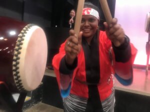 和太鼓チームビルディングで笑顔の参加者