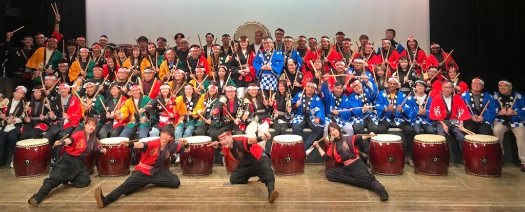 シンガポール企業78名の和太鼓チームビルディング集合写真