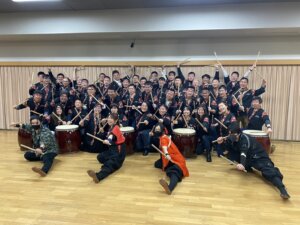 グローバル企業50名和太鼓体験集合写真