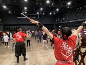 和太鼓体験で笑顔のインド企業メンバー