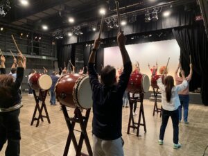 花火の大輪の構えをするインド企業メンバー