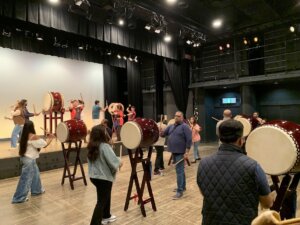 インド企業メンバーの三三七拍子