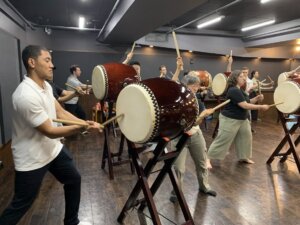 和太鼓体験の安全説明と基本練習