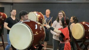 和太鼓チームビルディングでハイタッチする参加者