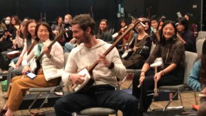 輪になって練習する様子1