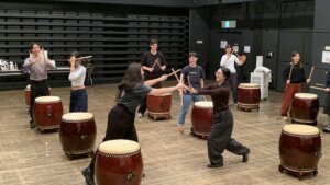 和太鼓体験でハイタッチする参加者