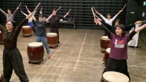 花火の大輪の構えをする参加者