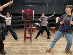 和太鼓発表で踊る参加者