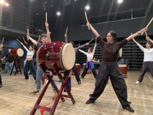 和太鼓発表で盛り上がる様子