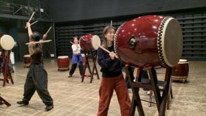 和太鼓体験でリズムを合わせる参加者