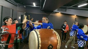 和太鼓チームビルディングでハイタッチ