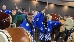 和太鼓体験でリズムを合わせる参加者