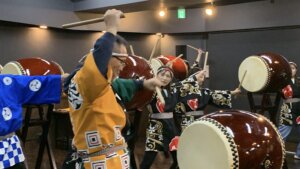 和太鼓体験で笑顔が広がる様子