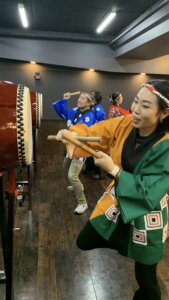 和太鼓体験で楽しむ参加者