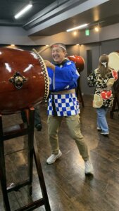 和太鼓体験で笑顔の参加者