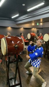 和太鼓体験で踊る参加者