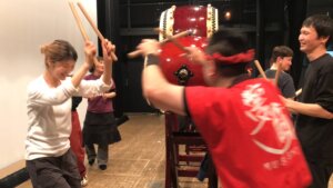 社員一丸となって三三七拍子